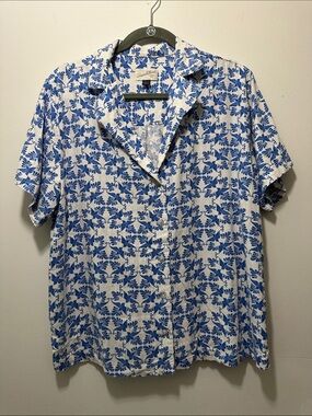 Universal Thread Short-Sleeve Button-Up with Blue Floral Print Size L